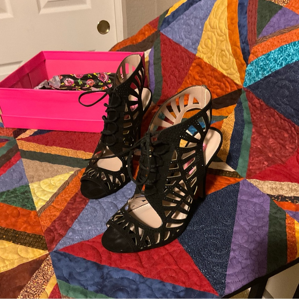 Beautiful evening shoes black with touches of bling.